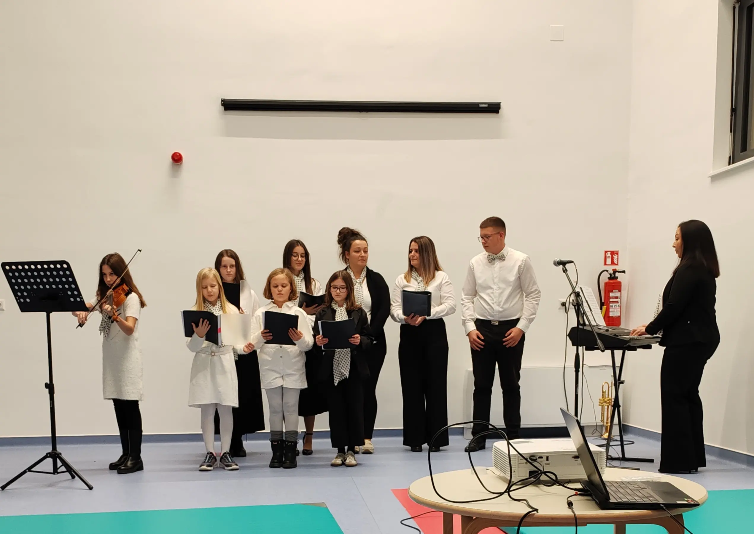 dv lastavica,spot (1)