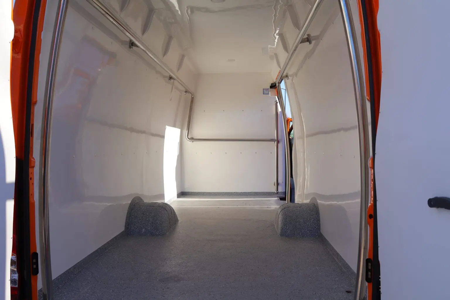 dva nova vozila čakom (4) dva nova vozila čakom (4)