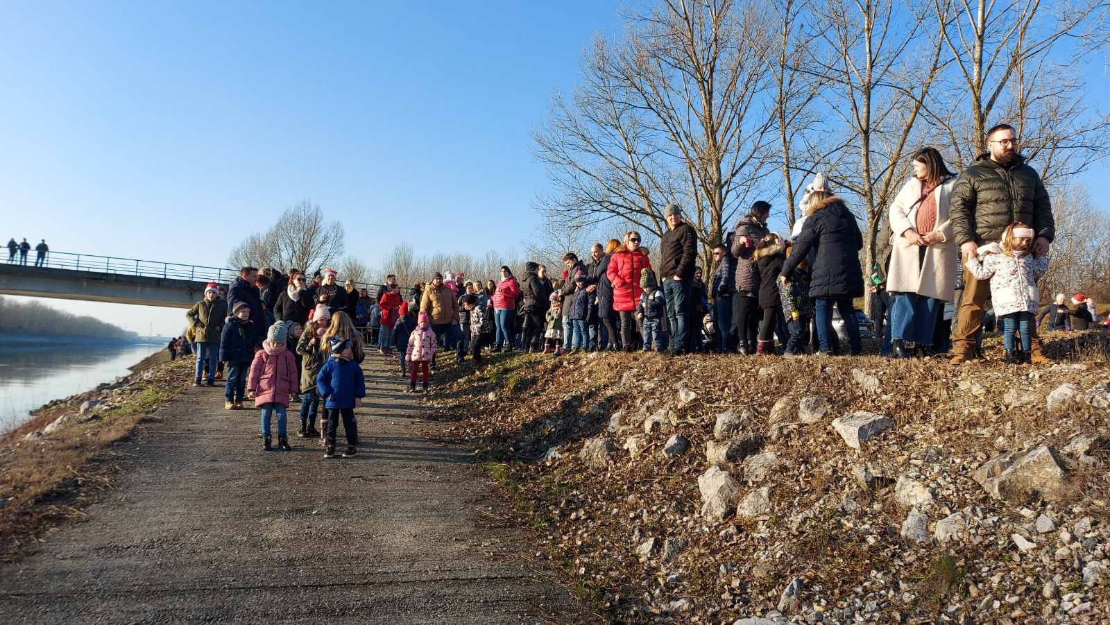 U Donji Vidovec stigli zlatomrazevi u čamcima s čak 300 poklona!
