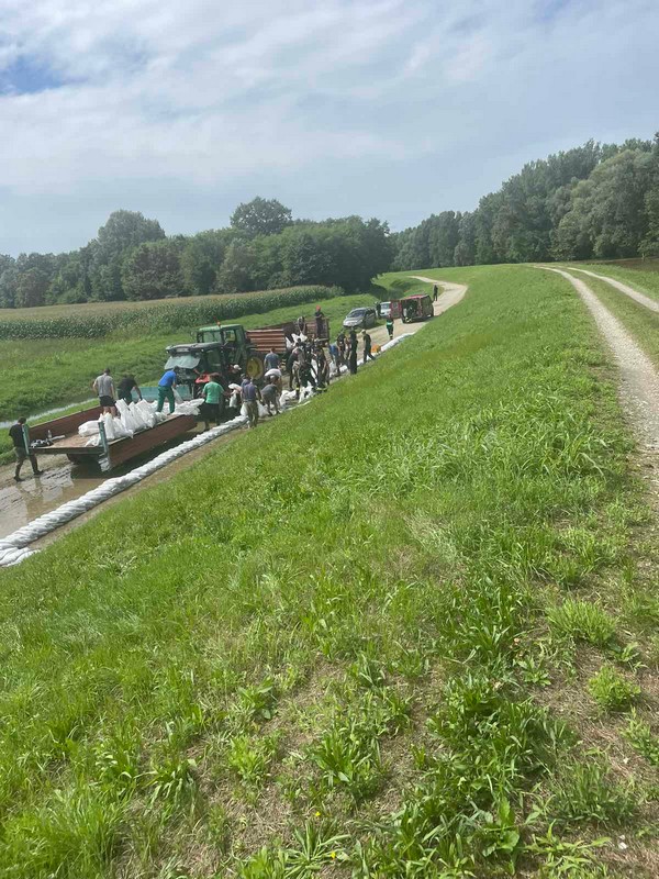 PRAVA AKCIJA U KOTORIBI Mještani raspoređuju vreće s pijeskom i spašavaju mjesto od prodora vode