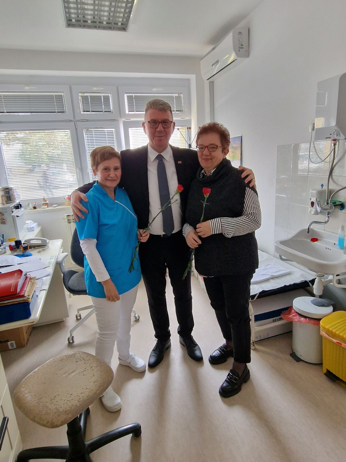 Gradonačelnik Dražen Srpak darivao žene na njihovim radnim mjestima