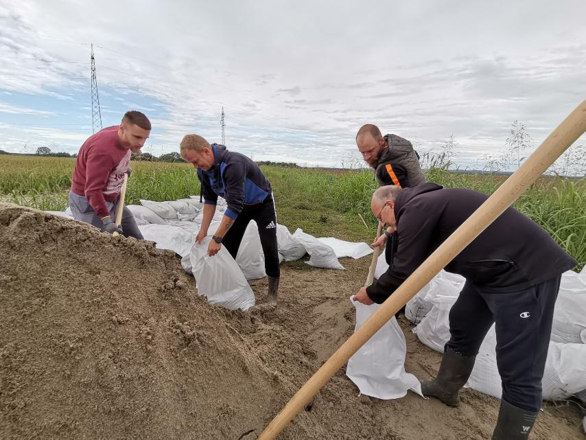 VIDEO I FOTO Složna ekipa ojačava nasip – voda je zaprijetila prelijevanjem prema Pušćinama