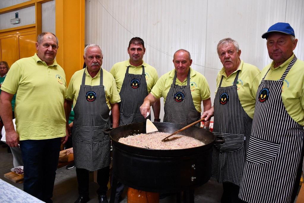 PROSLAVA JESENI Brojni zaljubljenici u kulturnu baštinu i tradiciju našega kraja okupili se na Danima zahvalnosti za plodove zemlje PROSLAVA JESENI Brojni zaljubljenici u kulturnu baštinu i tradiciju našega kraja okupili se na Danima zahvalnosti za plodove zemlje