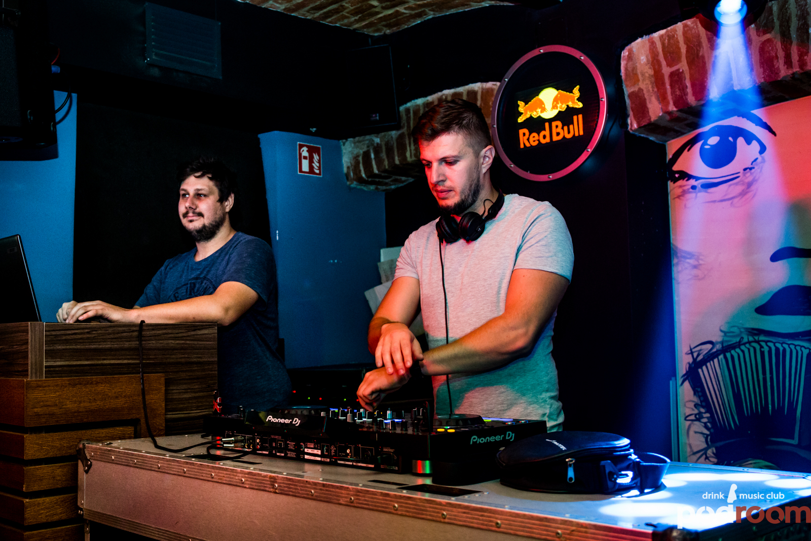 Podroom clubbing – DJ Yakka