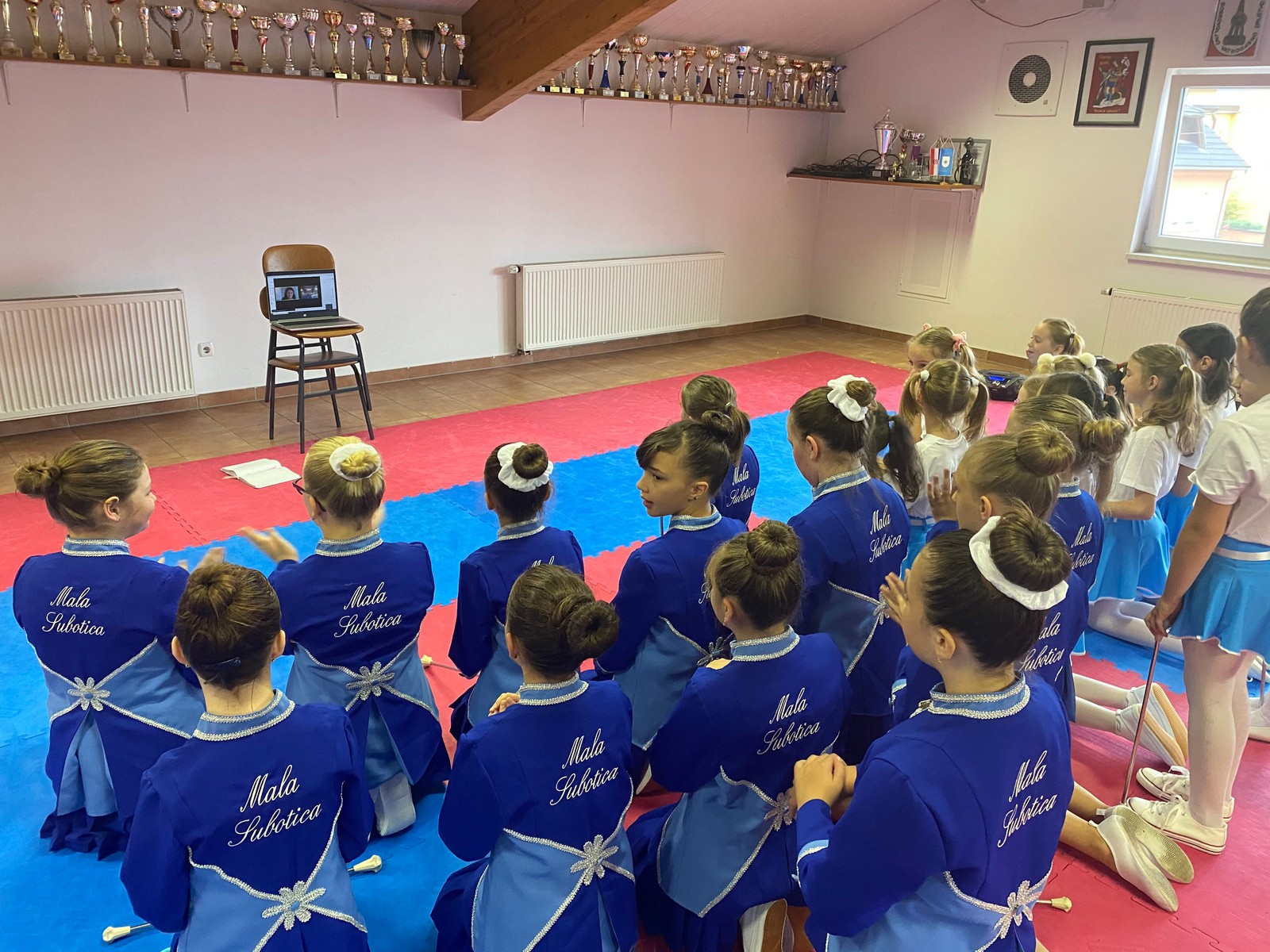 MAŽORETKINJE MALE SUBOTICE U novim uniformama do medalja!