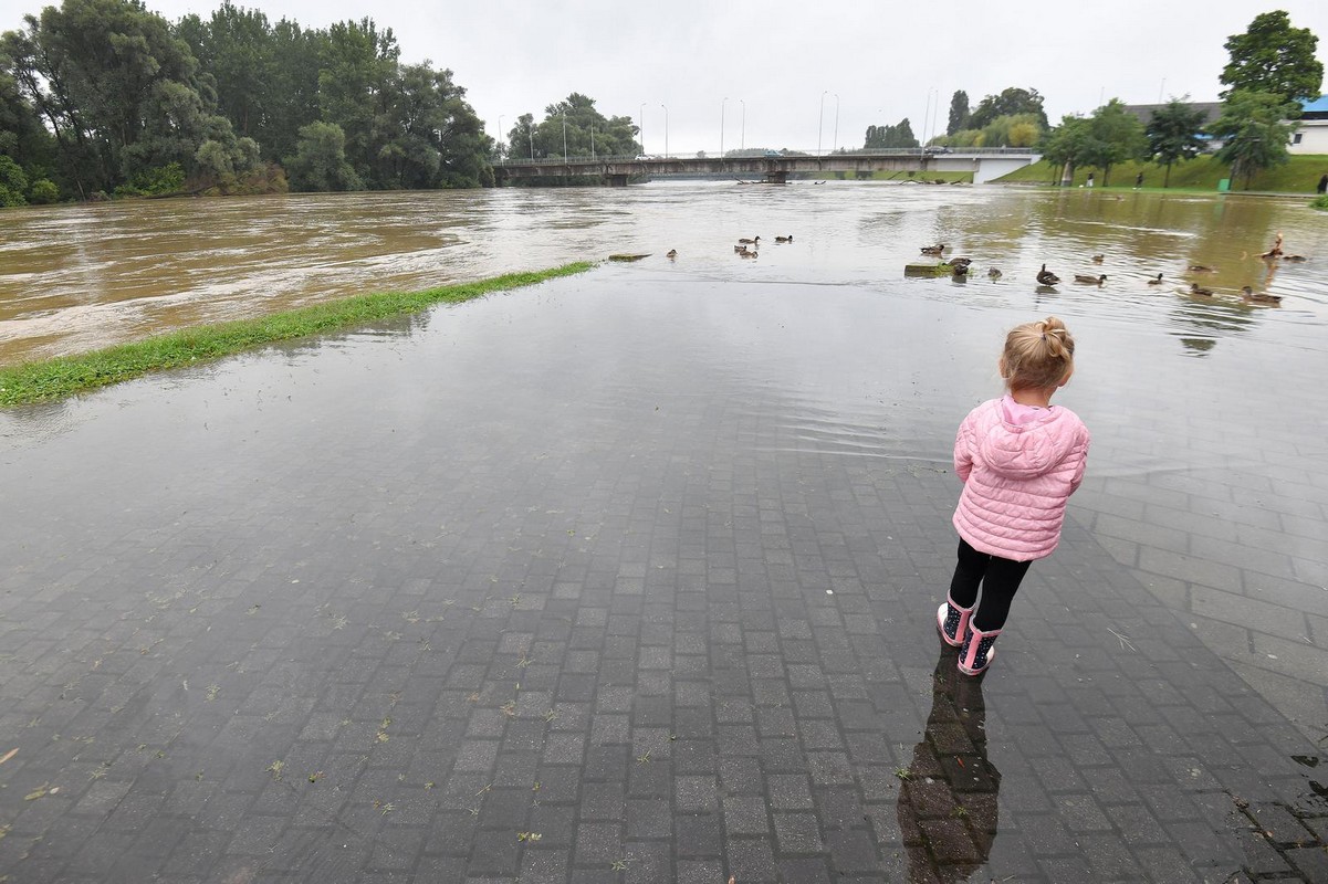 GRAĐANE ČEKA DUGA NOĆ Mura se izlila na šetnicu u Murskom Središću