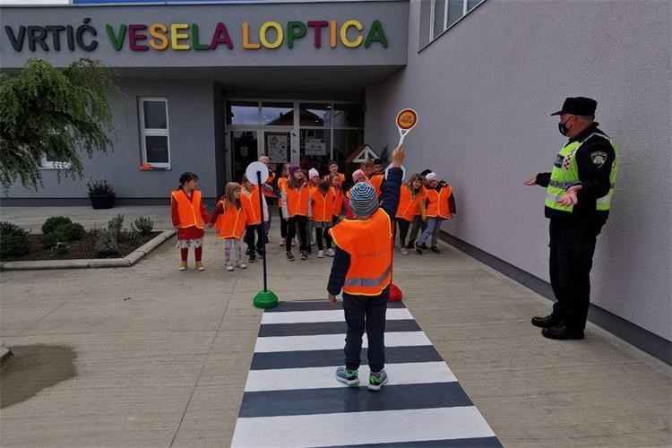 FOTO Policijski pas Atari oduševio klince u dječjim vrtićima na području Grada Preloga