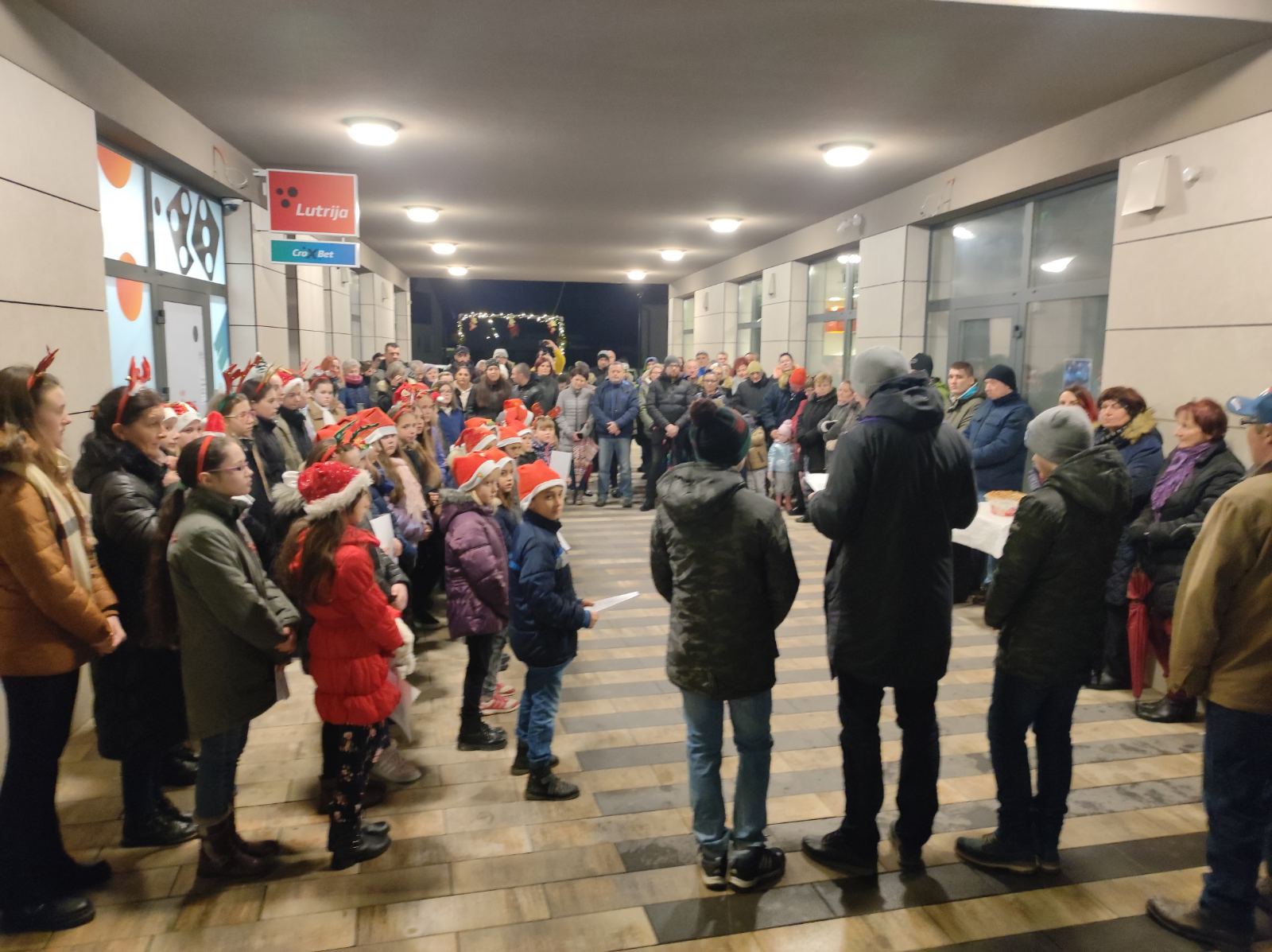 U Kotoribi upaljena treća adventska svijeća uz pjesmu ‘Križića’, dječjeg crkvenog zbora