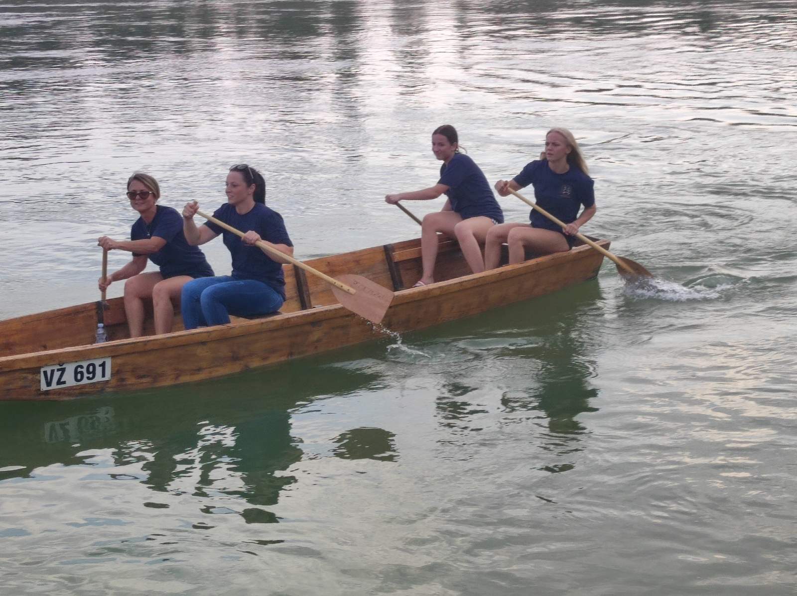 FOTO Pobjednici natjecanja u ekipnom veslanju dravskim čamcima su ekipe ‘Royal transport’ i ‘Fljojsarice’ FOTO Pobjednici natjecanja u ekipnom veslanju dravskim čamcima su ekipe ‘Royal transport’ i ‘Fljojsarice’