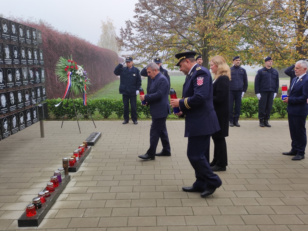 Polaganje vijenaca i paljenje svijeća uz blagdan Svih svetih