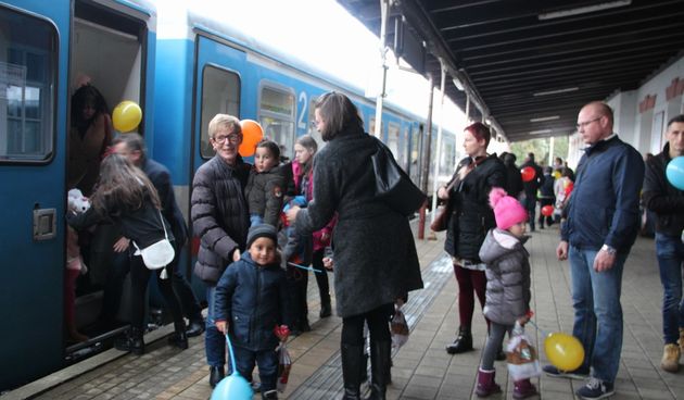 Stotinjak djece iz udomiteljskih obitelji uživalo u vožnji božićnim vlakom