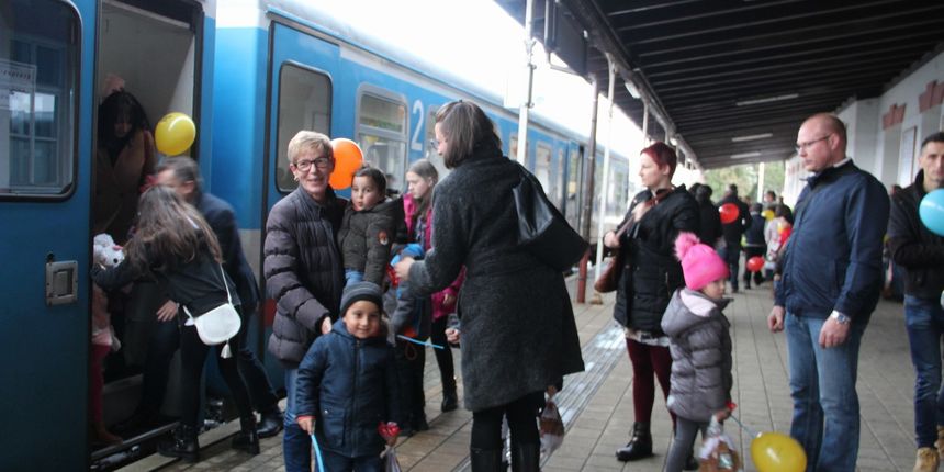 Stotinjak djece iz udomiteljskih obitelji uživalo u vožnji božićnim vlakom