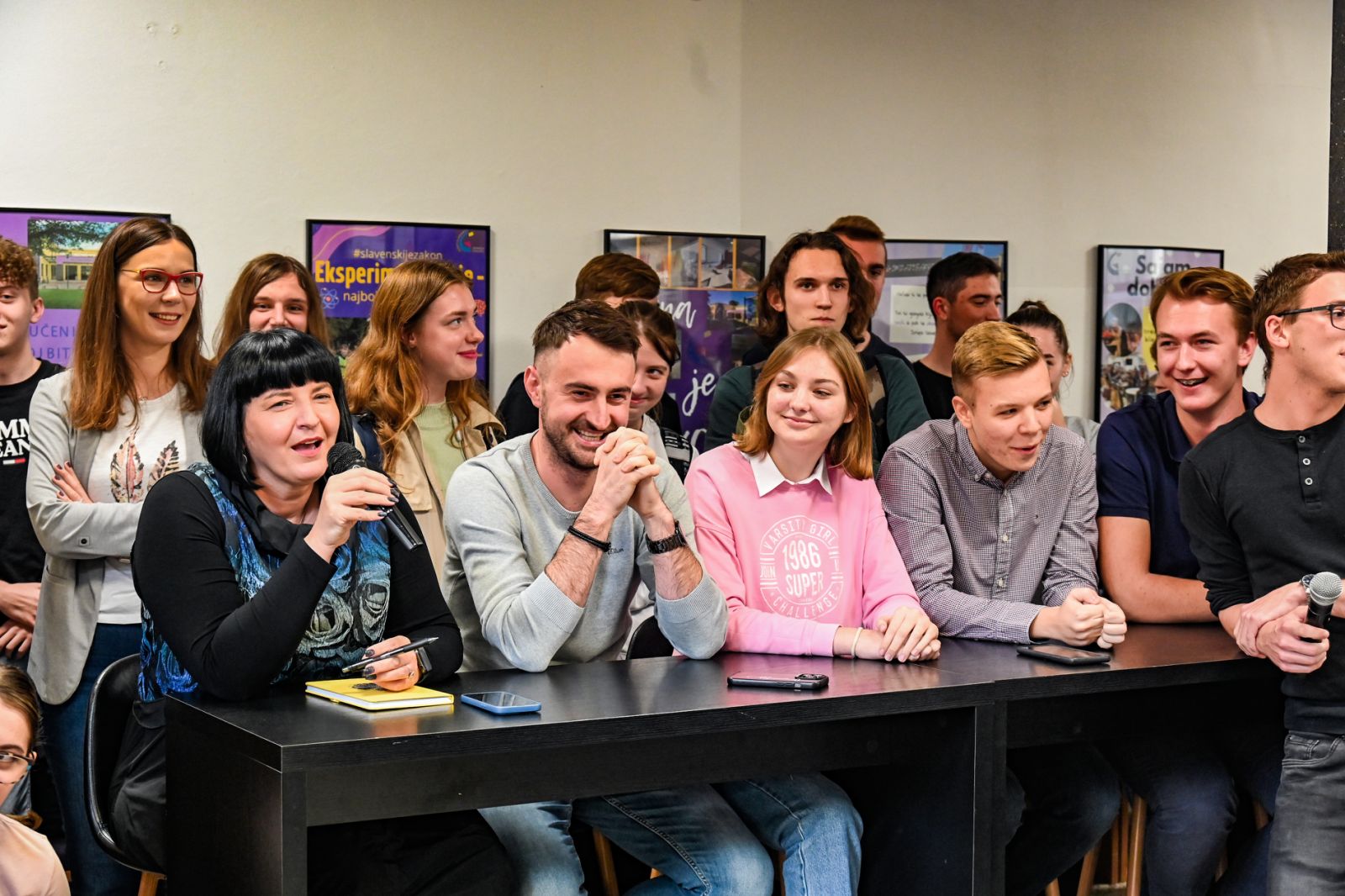 Raspjevani petak u čakovečkoj Gimnaziji – održan školski karaoke show!