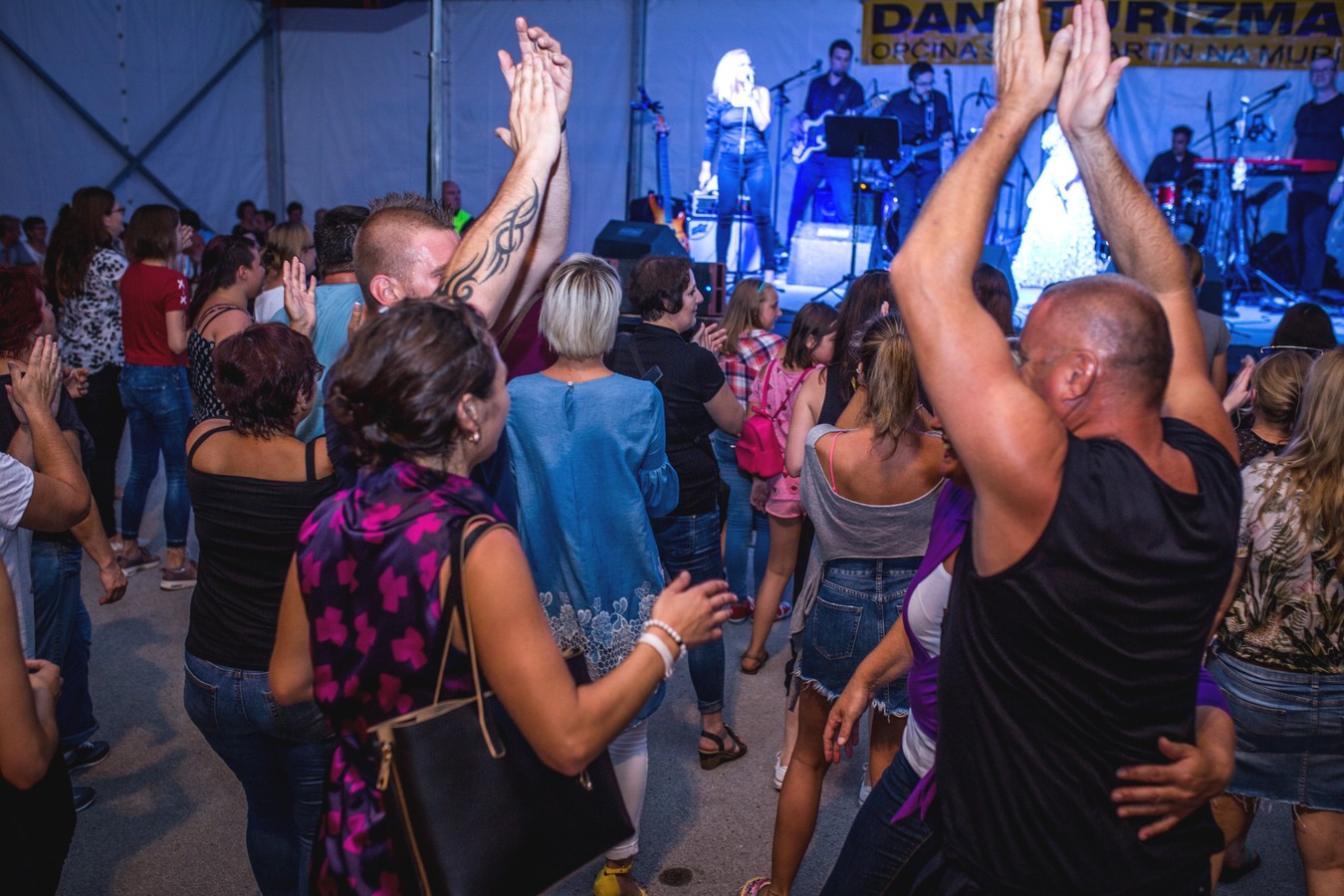 Danijela Martinović zabavljala publiku ispod šatora u Svetom Martinu na Muri