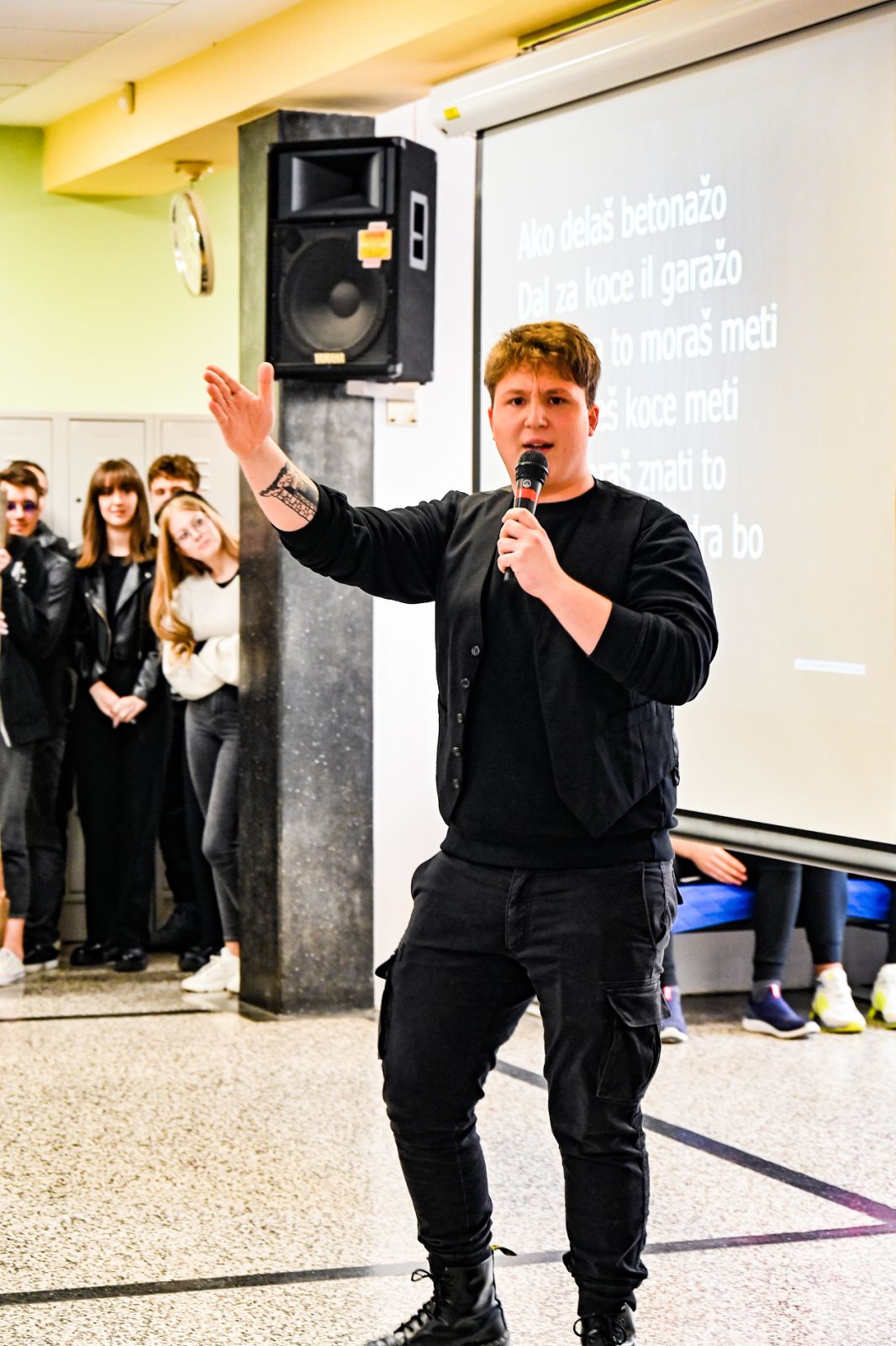 Raspjevani petak u čakovečkoj Gimnaziji – održan školski karaoke show!