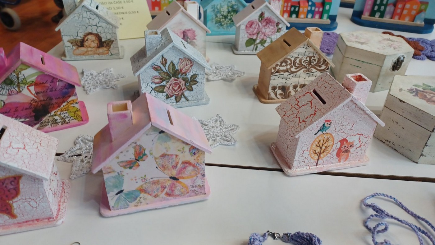 FOTO U tijeku je krasna Božićna izložba ručnih radova korisnika Doma za starije i nemoćne osobe u Čakovcu