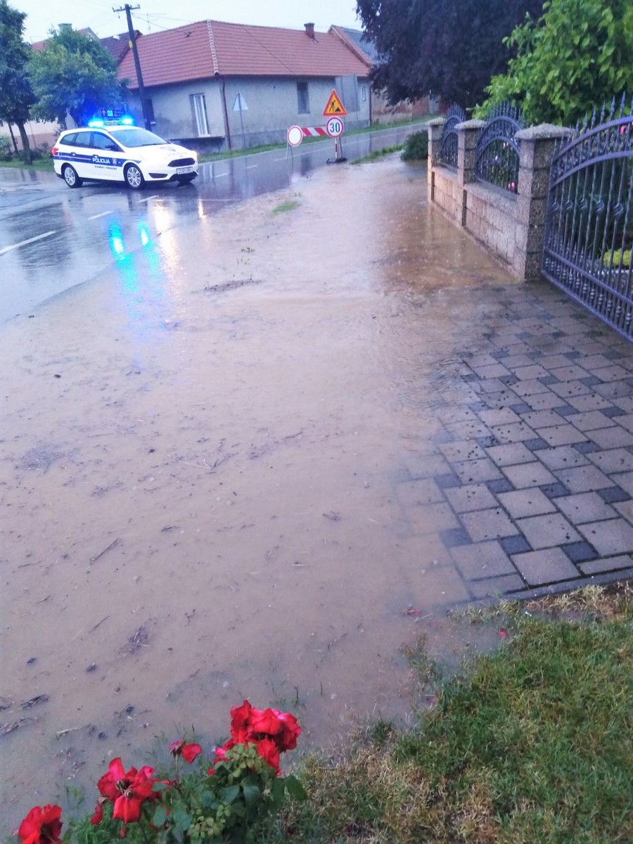 FOTO Posjetili smo mještane Macinca: ‘Ostali smo budni dugo u noći, i danas čistimo od jutra’
