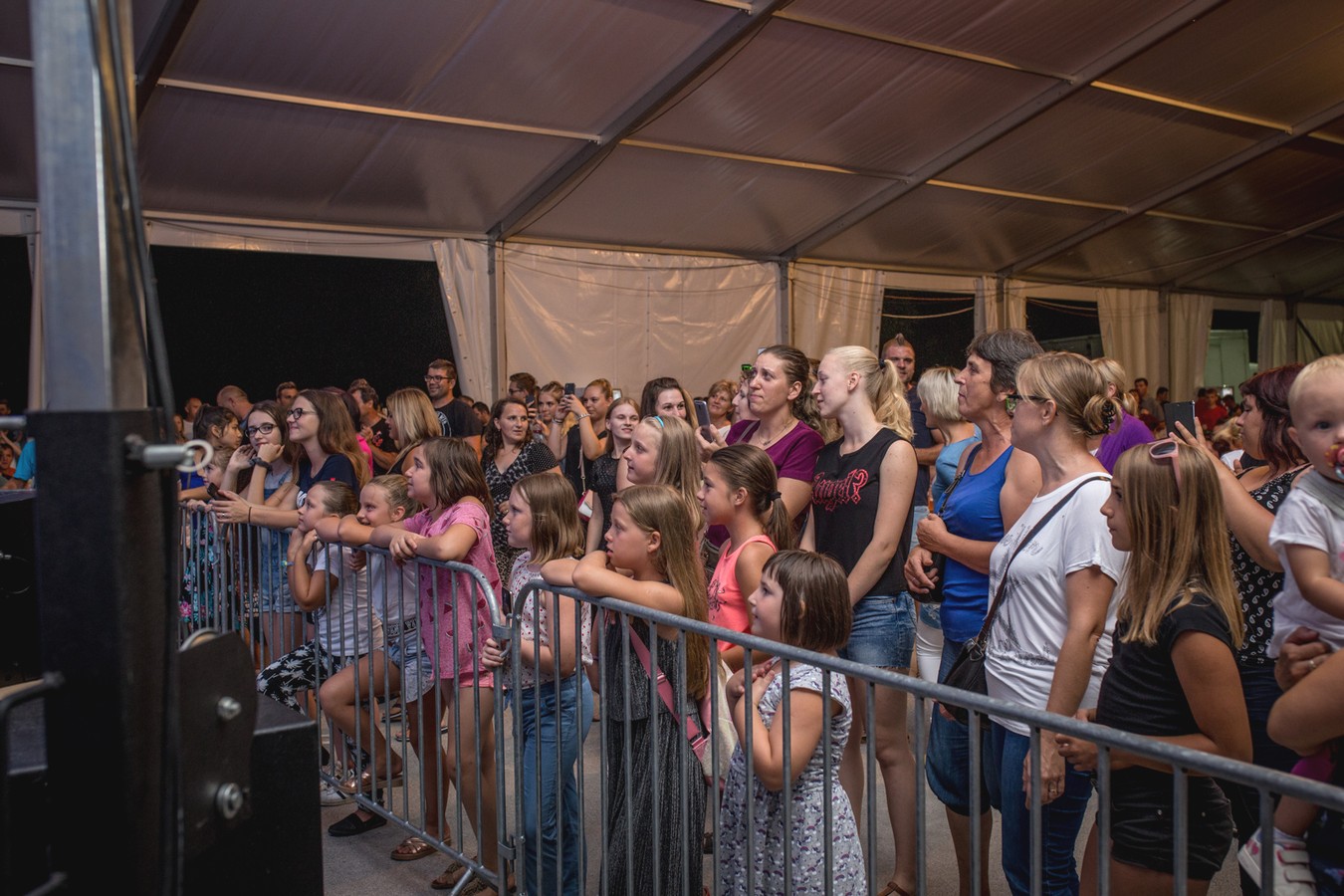 Danijela Martinović zabavljala publiku ispod šatora u Svetom Martinu na Muri