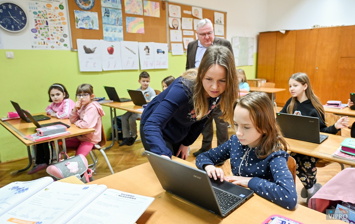 Donacija prijenosnih računala Osnovnoj školi Prelog