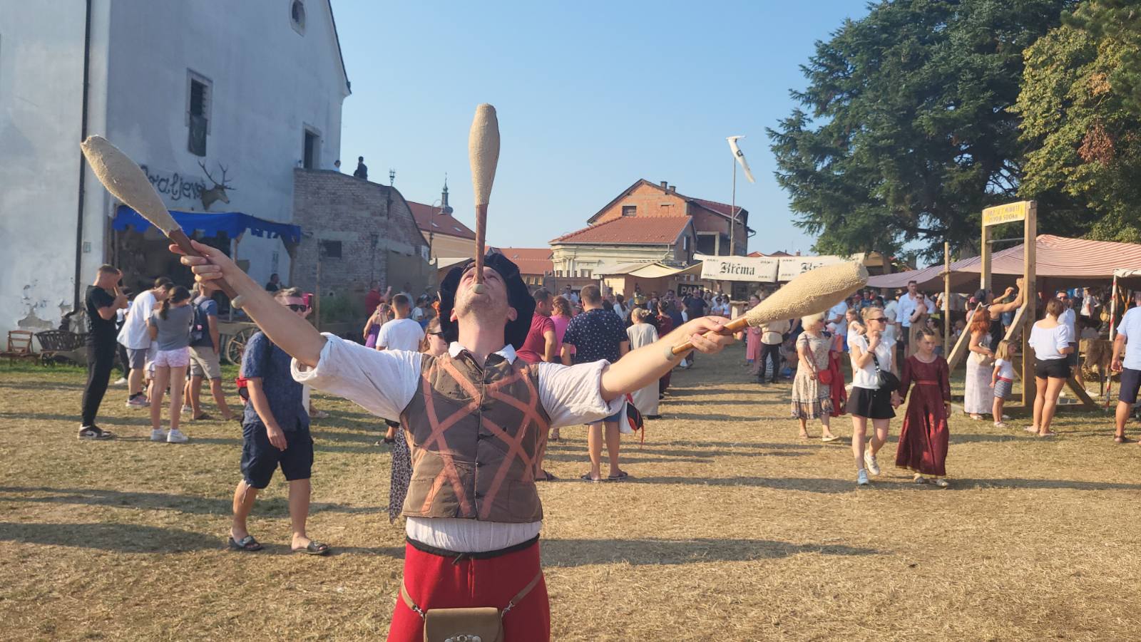 NA KOPRVNIČKIM BEDEMIMA Renesansni festival i ove godine privukao mnoštvo posjetitelja NA KOPRVNIČKIM BEDEMIMA Renesansni festival i ove godine privukao mnoštvo posjetitelja