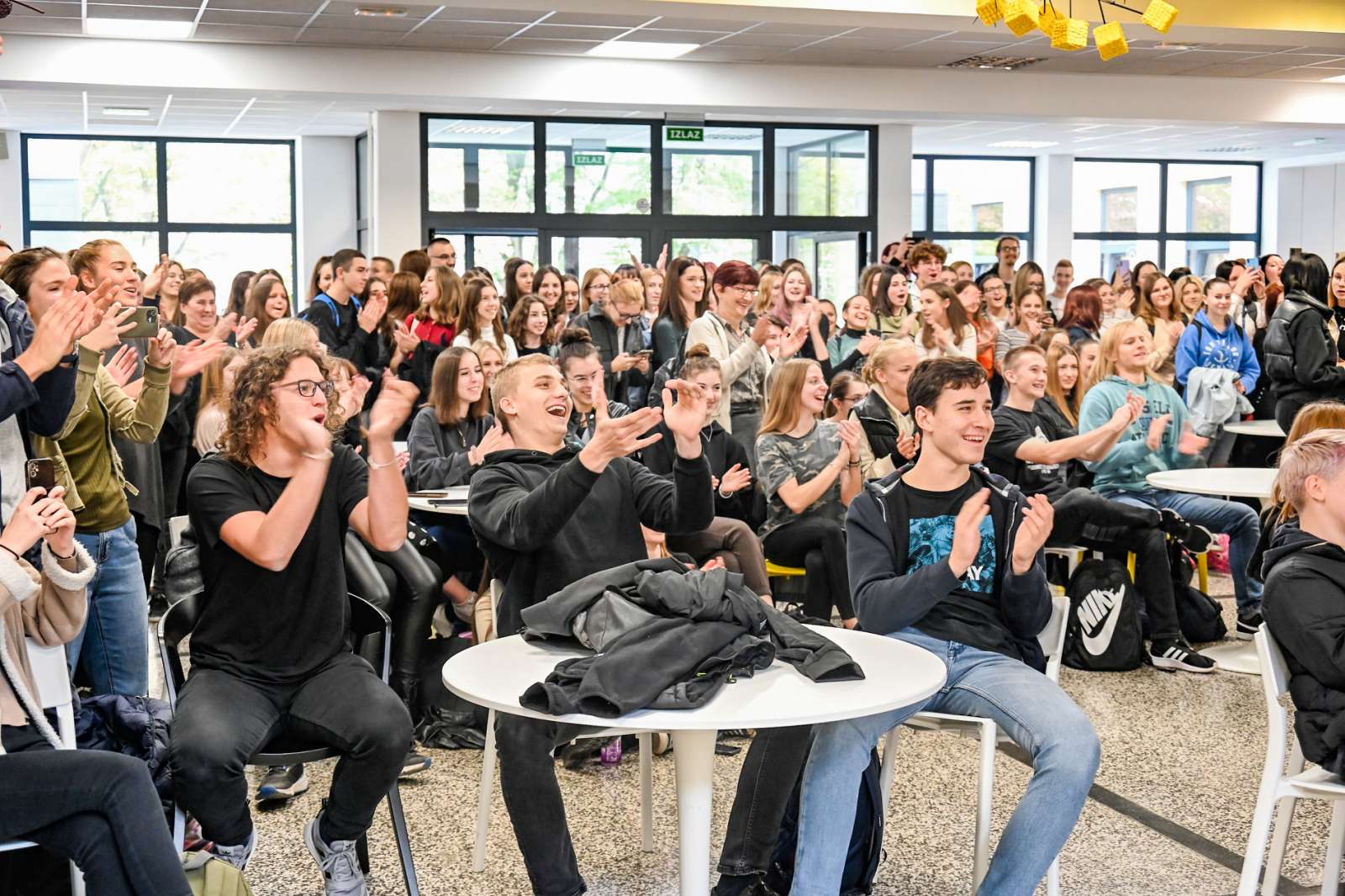 Raspjevani petak u čakovečkoj Gimnaziji – održan školski karaoke show!