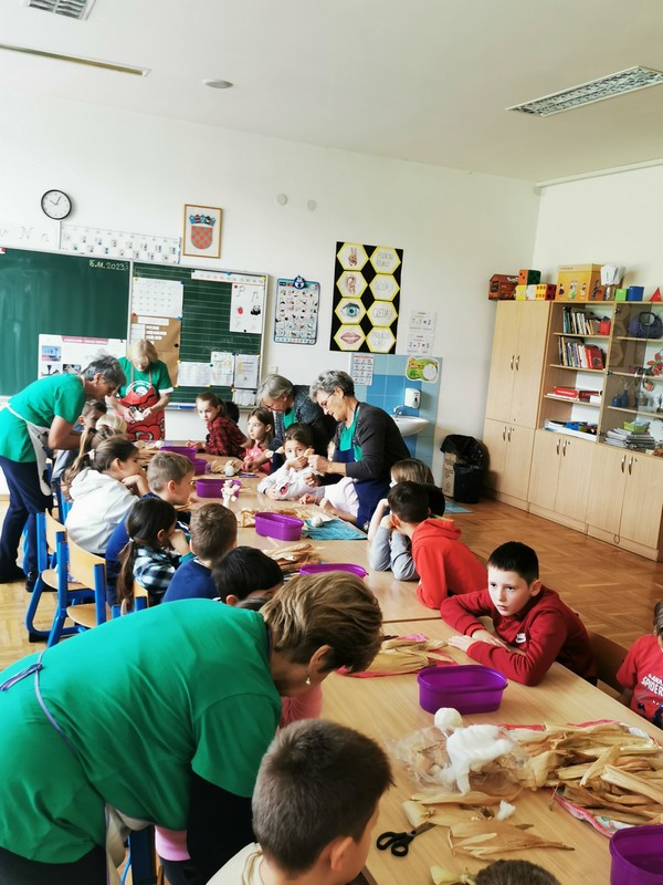 RAD S KOMUŠINOM Učenici OŠ Tomaša Goričanca su uz pomoć Udruge žena ‘Brest’ imali pravu malu eko kreativnu radionicu RAD S KOMUŠINOM Učenici OŠ Tomaša Goričanca su uz pomoć Udruge žena ‘Brest’ imali pravu malu eko kreativnu radionicu