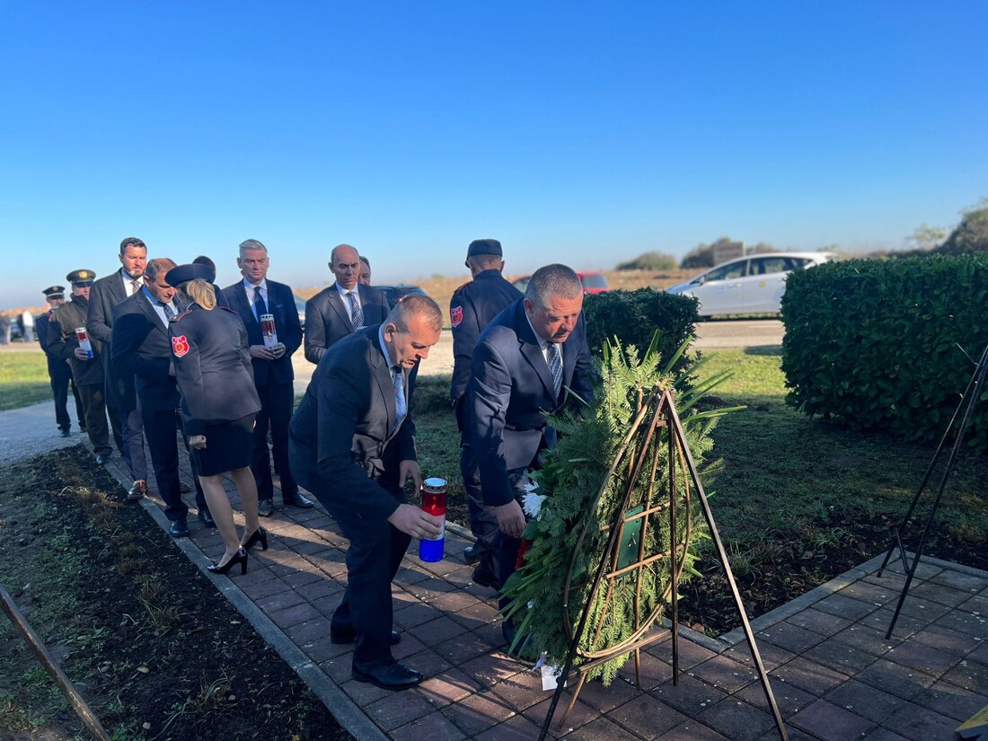 Župani kod spomen obilježja u Jarmini