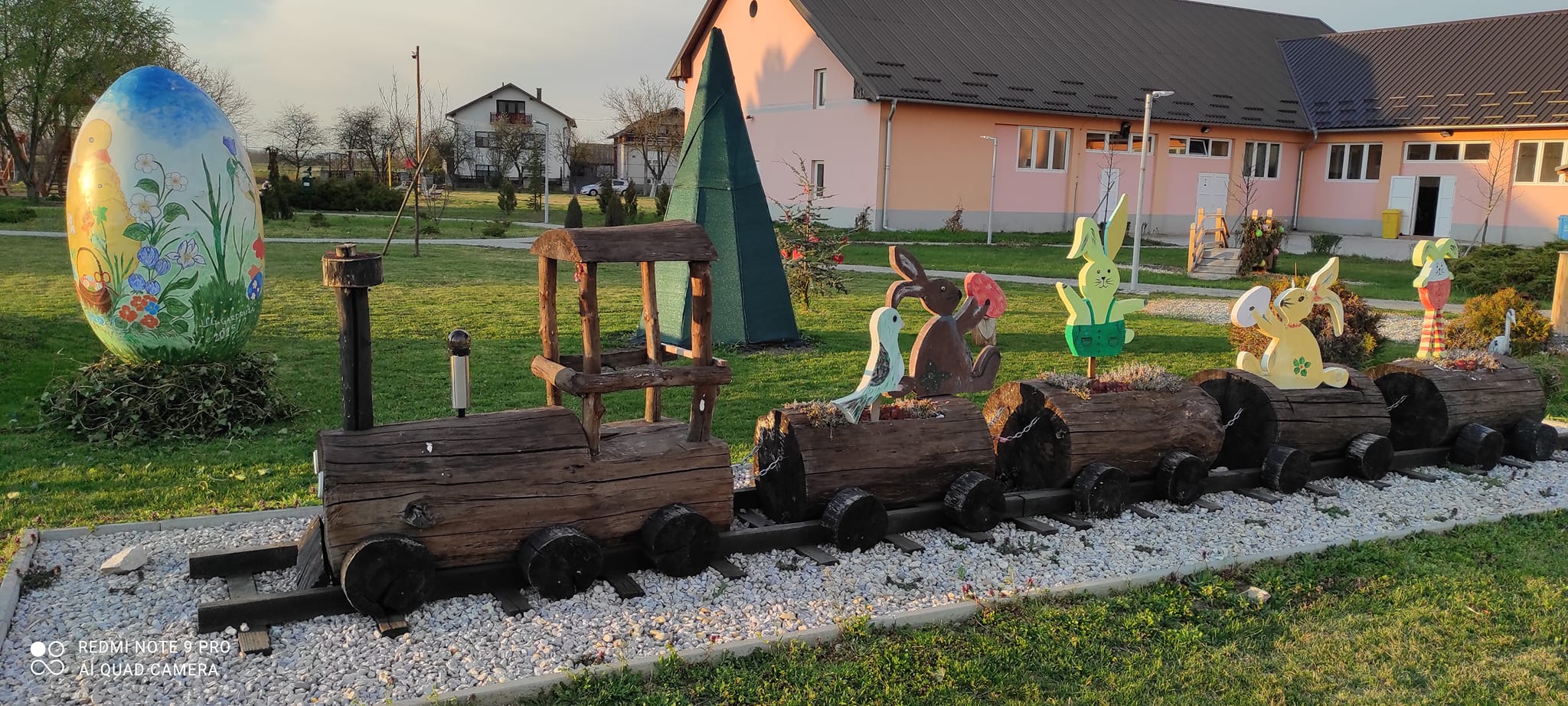 Park u Gardinovcu zasjao u uskrsnom ruhu: Stigle proljetne vile, zečići, jaja, pilići…