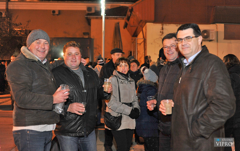 Doček u Prelogu uz vatromet, taktove valcera, šampanjac i kuhano vino