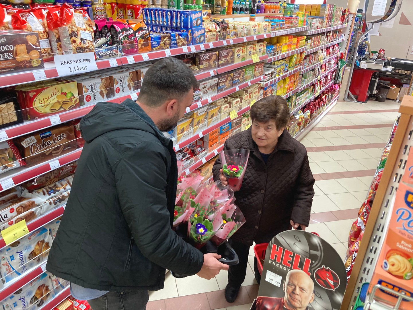 Načelnik Vratišinca Mihael Grbavec mještanke iznenadio jaglacima povodom Dana žena