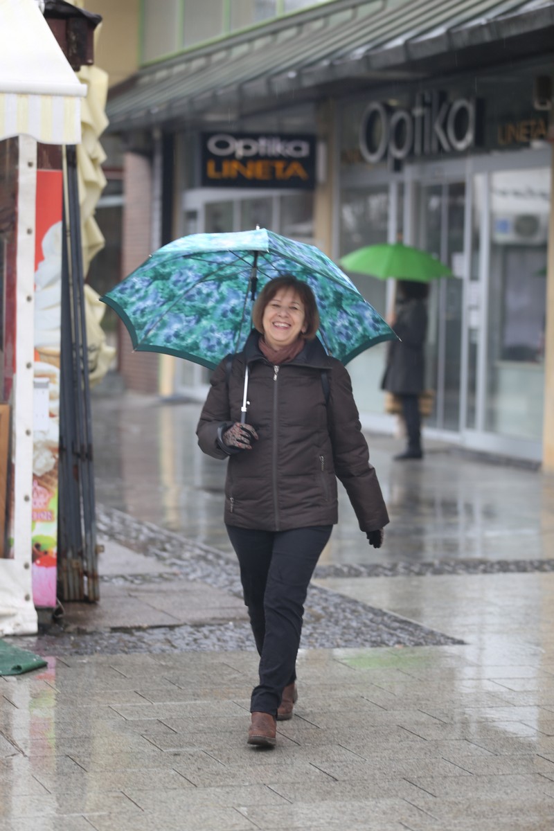 KLIKOM PO ČAKOVCU Oblačno i kišovito prijepodne nije spriječilo građane da dođu u centar grada KLIKOM PO ČAKOVCU Oblačno i kišovito prijepodne nije spriječilo građane da dođu u centar grada