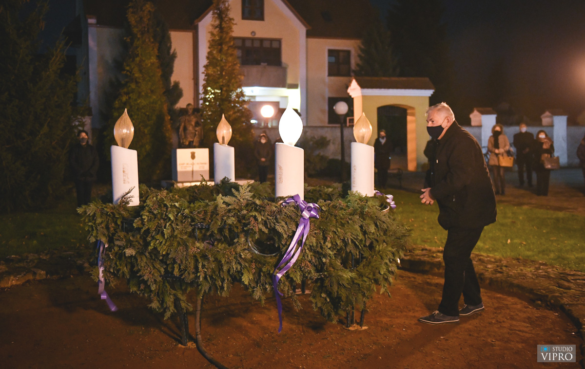 Prva svijeća, svijeća nade, upaljena na adventskom vijencu u Prelogu