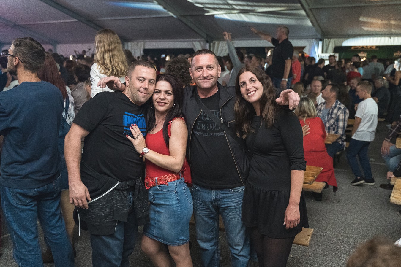 Odlična atmosfera u Kotoribi: Željko Bebek raspjevao publiku u prepunom šatoru