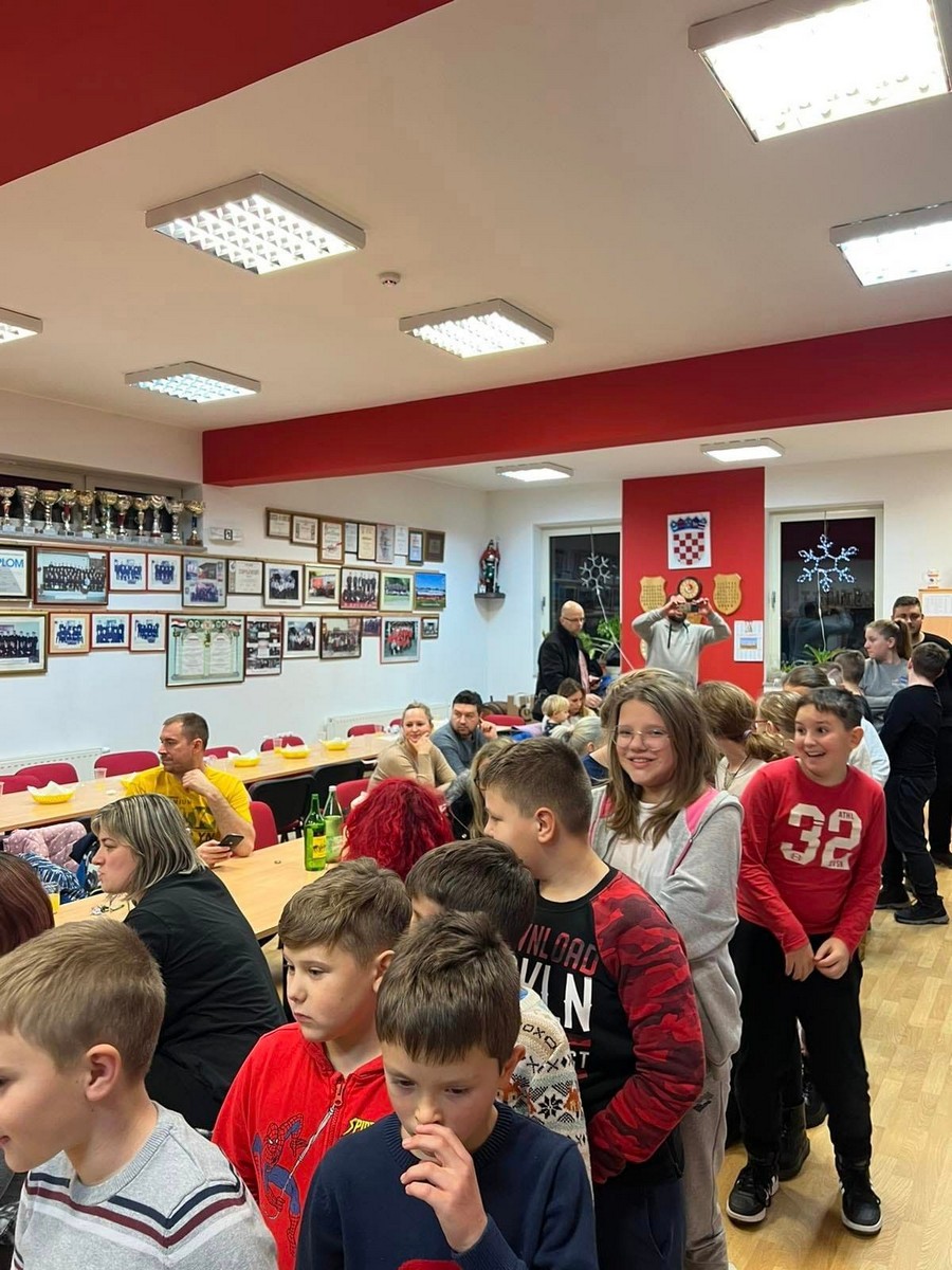 DVD STRAHONINEC Djecu posjetio Djed Božićnjak i podijelio im poklone