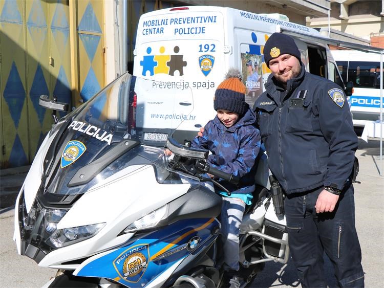 Zmajčeki iz Strahoninca posjetili Policijsku upravu međimursku