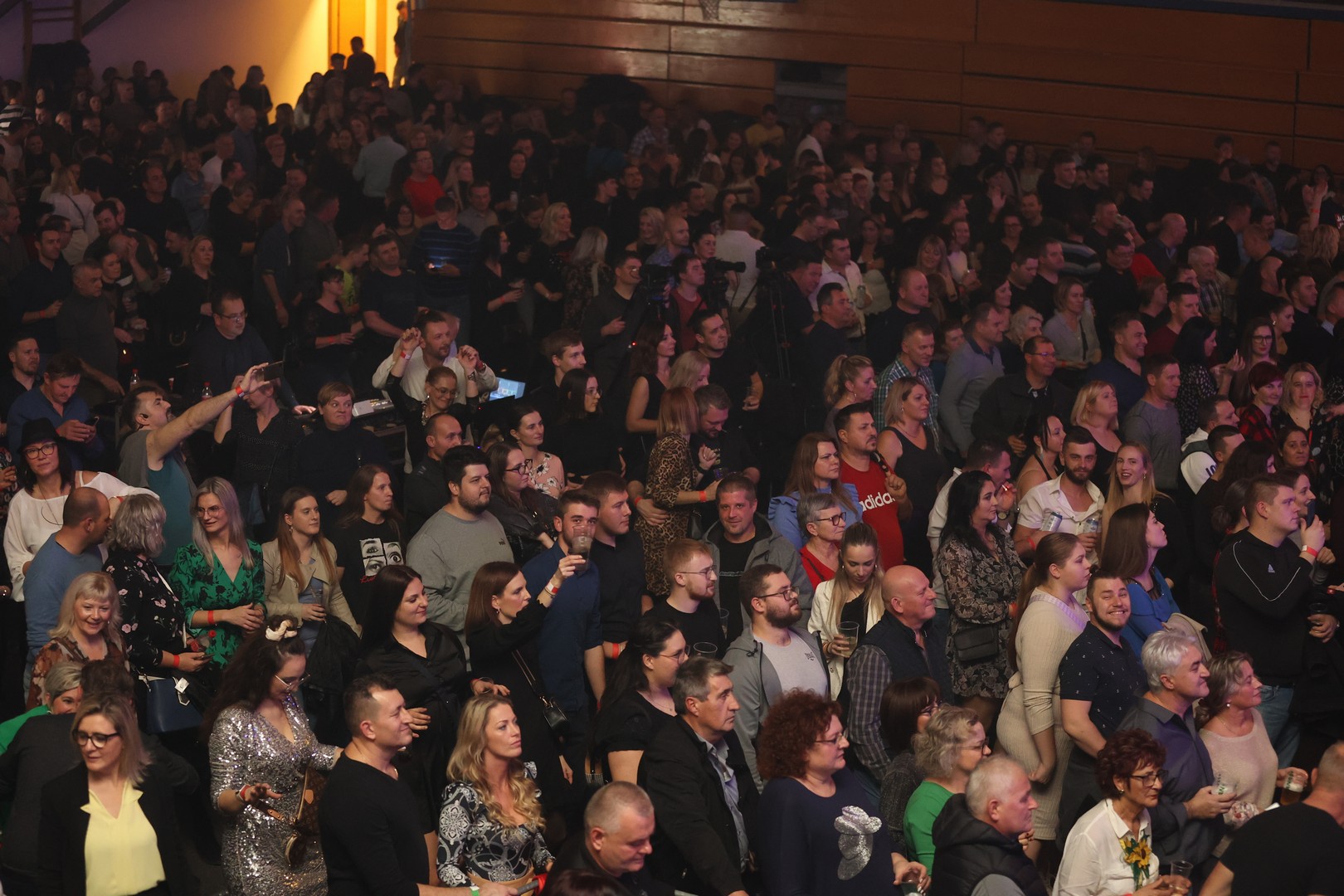 KONCERT U ČAKOVCU Haris Džinović svojim hitovima rasplesao i raspjevao publiku