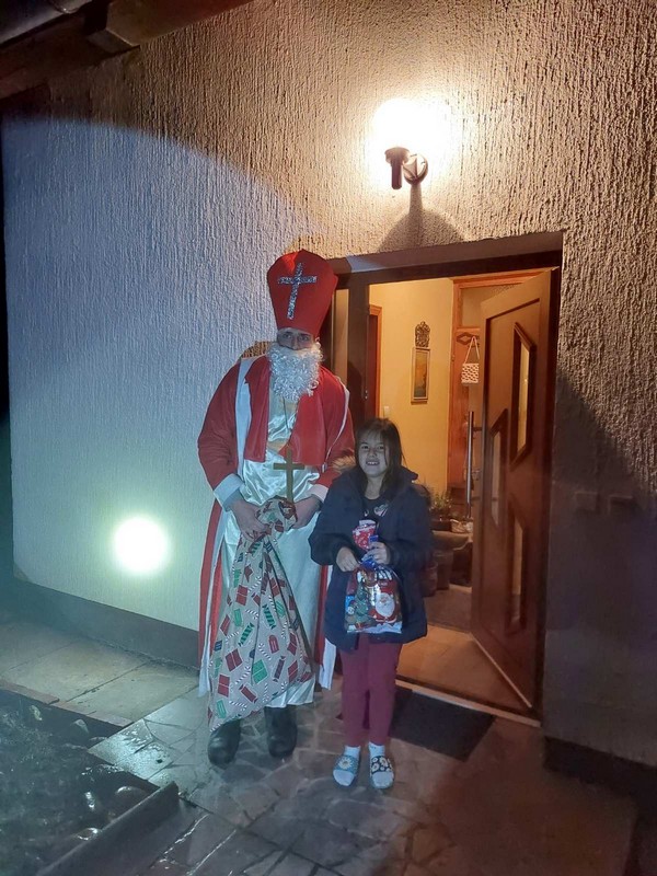 KNEZOVEC Sveti Nikola posjetio i darivao dječicu, ali i mještane