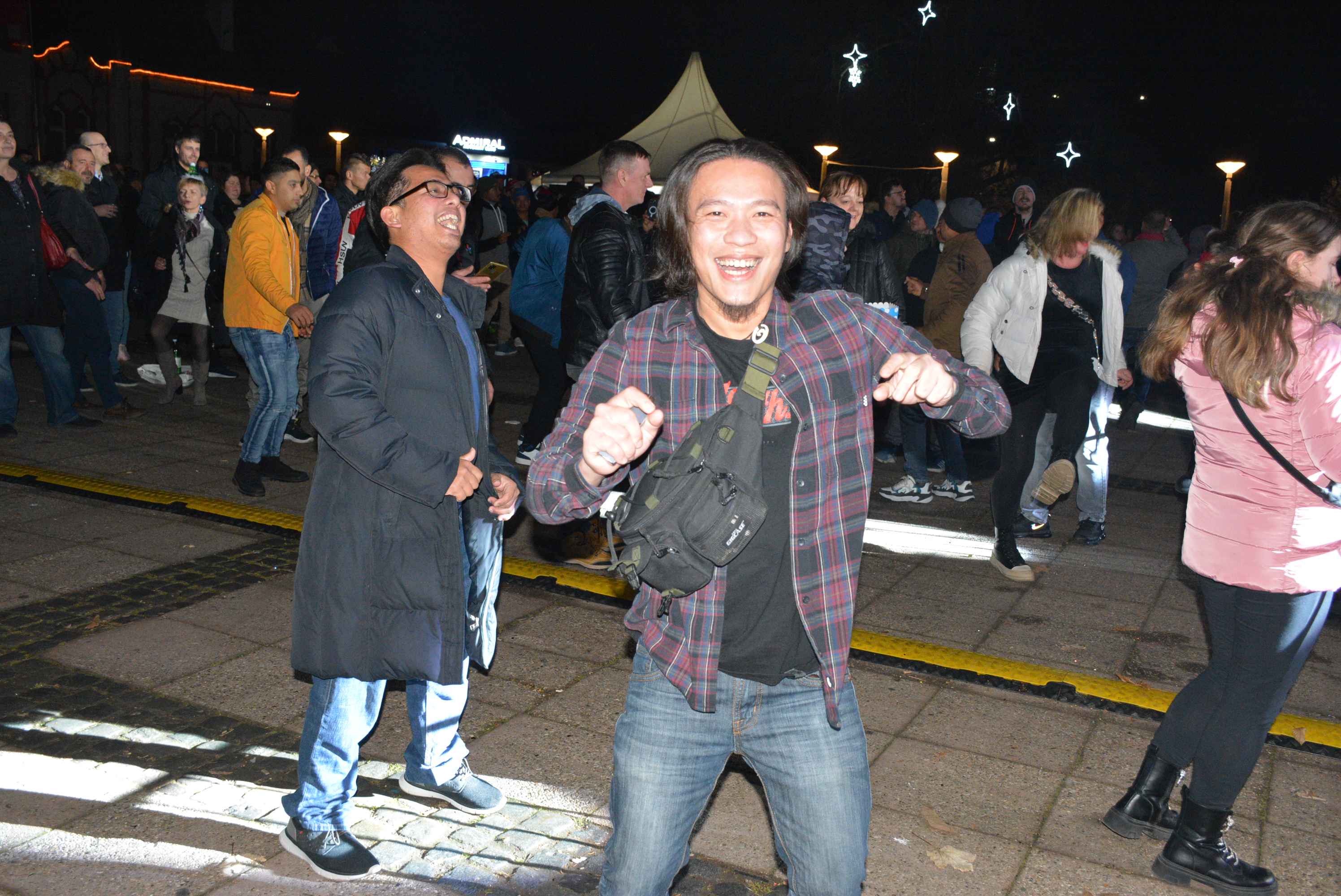 FOTO/VIDEO Čakovec veselo proslavio dolazak 2024. uz ritam ‘Noćne smjene’ i puni trg