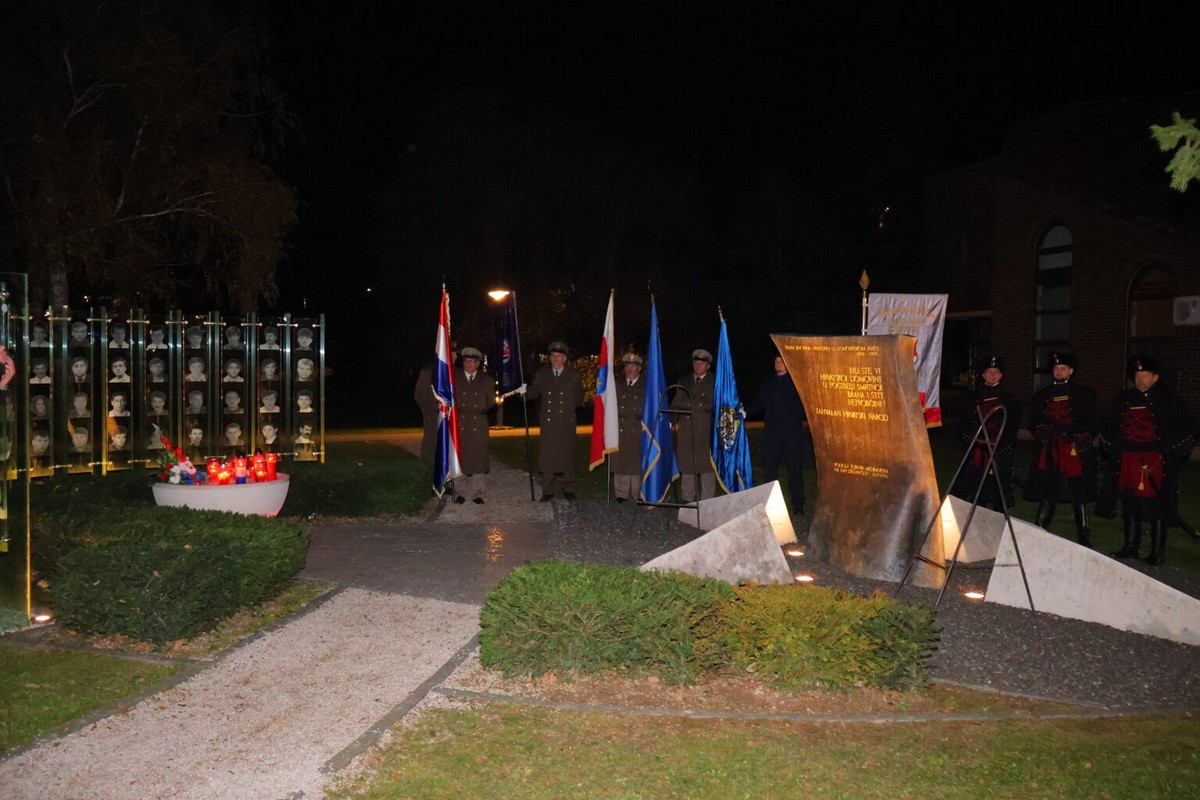 DAN SJEĆANJA Čakovec se i ove godine dostojanstveno prisjetio žrtava Vukovara i Škrabrnje te obljetnice pogibije Nikole VII. Zrinskog DAN SJEĆANJA Čakovec se i ove godine dostojanstveno prisjetio žrtava Vukovara i Škrabrnje te obljetnice pogibije Nikole VII. Zrinskog