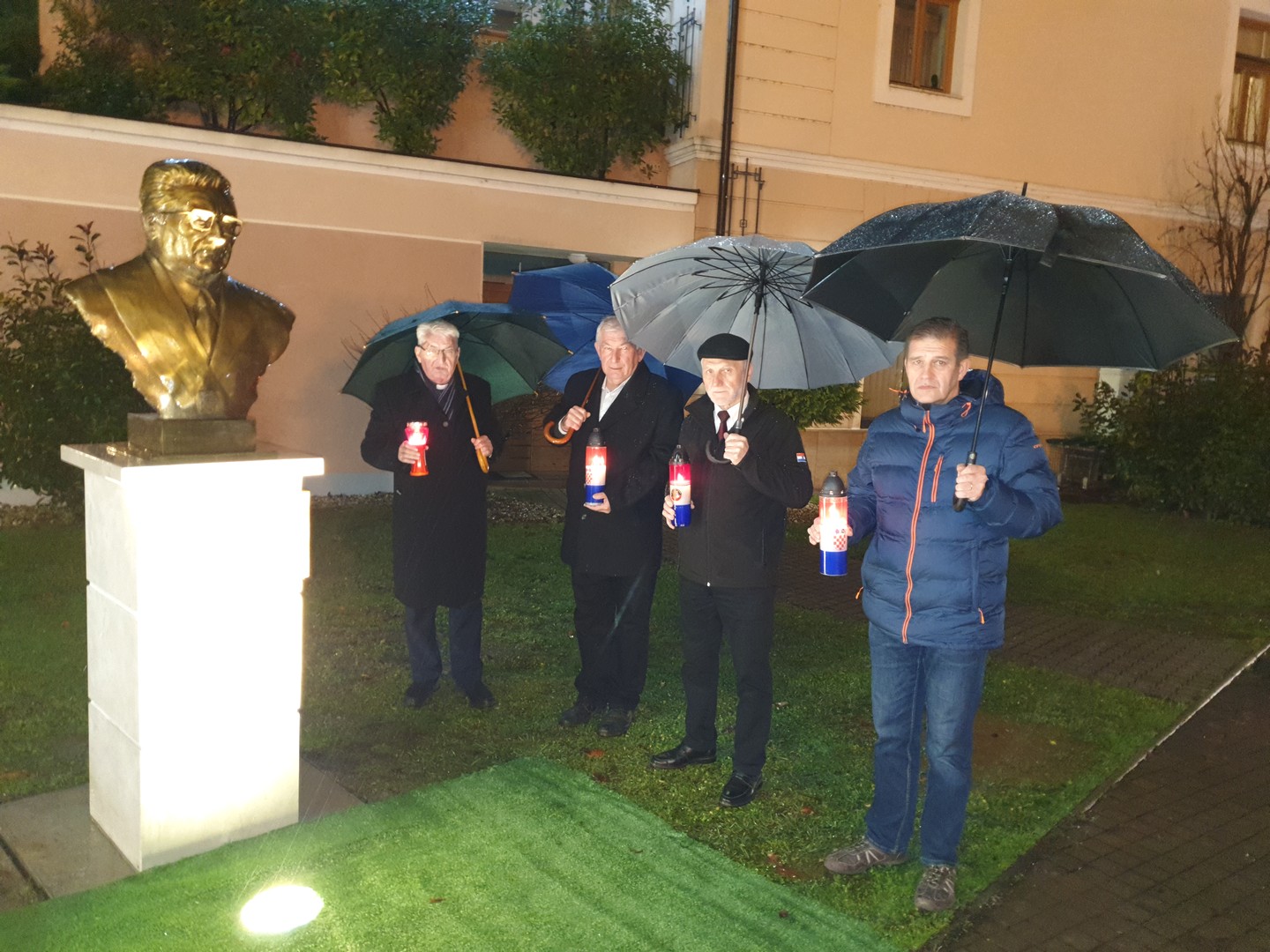 U Prelogu zapaljene svijeće kod biste dr. Franji Tuđmanu povodom godišnjice njegove smrti U Prelogu zapaljene svijeće kod biste dr. Franji Tuđmanu povodom godišnjice njegove smrti