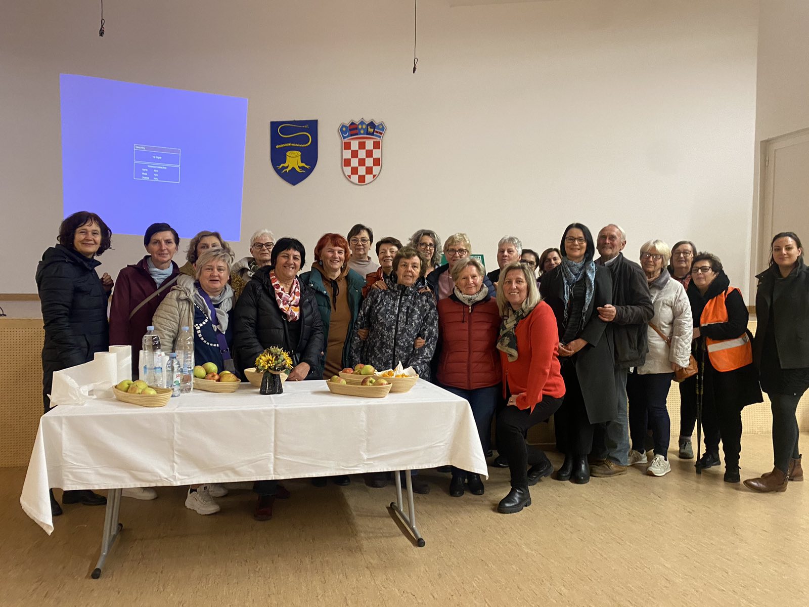 STRAHONINEC Instruktorica Astrid Mudri održala predavanje Udruzi žena o nordijskom hodanju