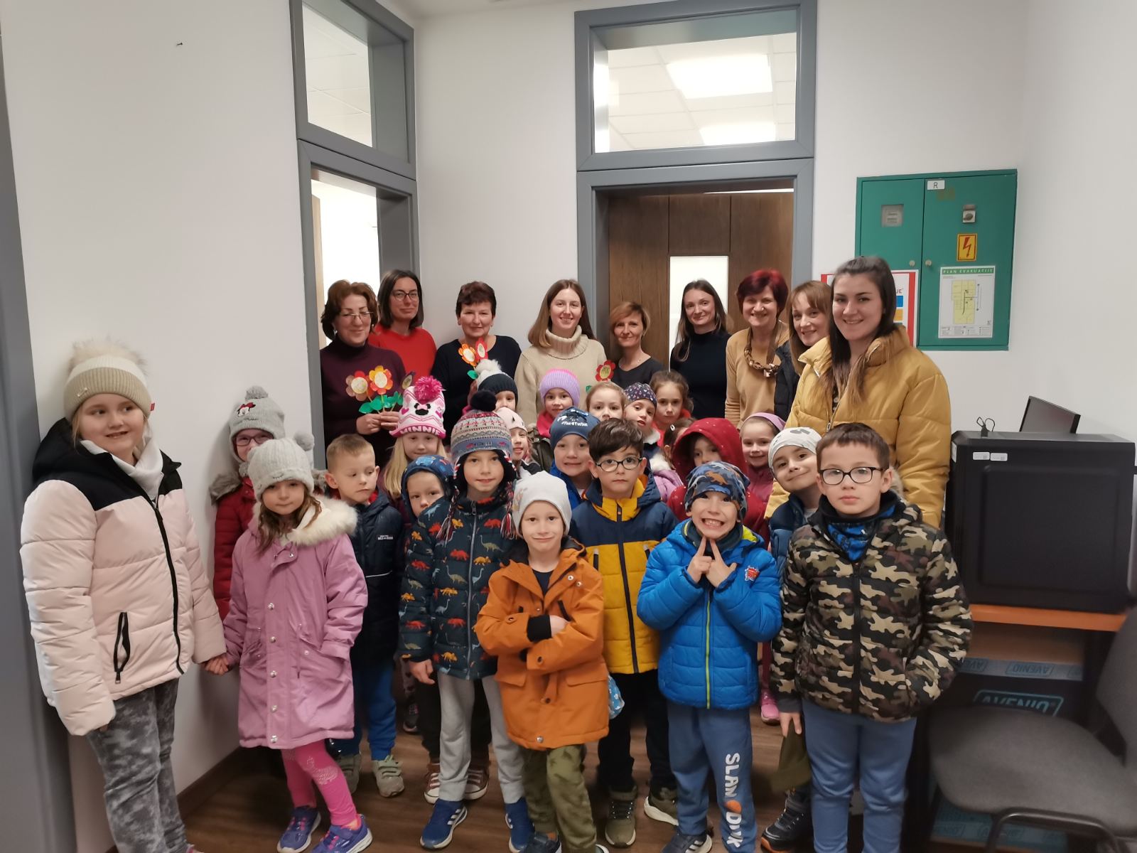 Mališani iz vrtića Zvončić Nedelišće izradili cvjetiće pa razveselili starije i nemoćne Mališani iz vrtića Zvončić Nedelišće izradili cvjetiće pa razveselili starije i nemoćne