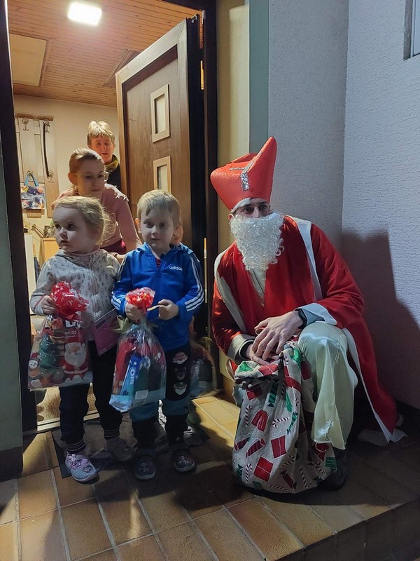 KNEZOVEC Sveti Nikola posjetio i darivao dječicu, ali i mještane