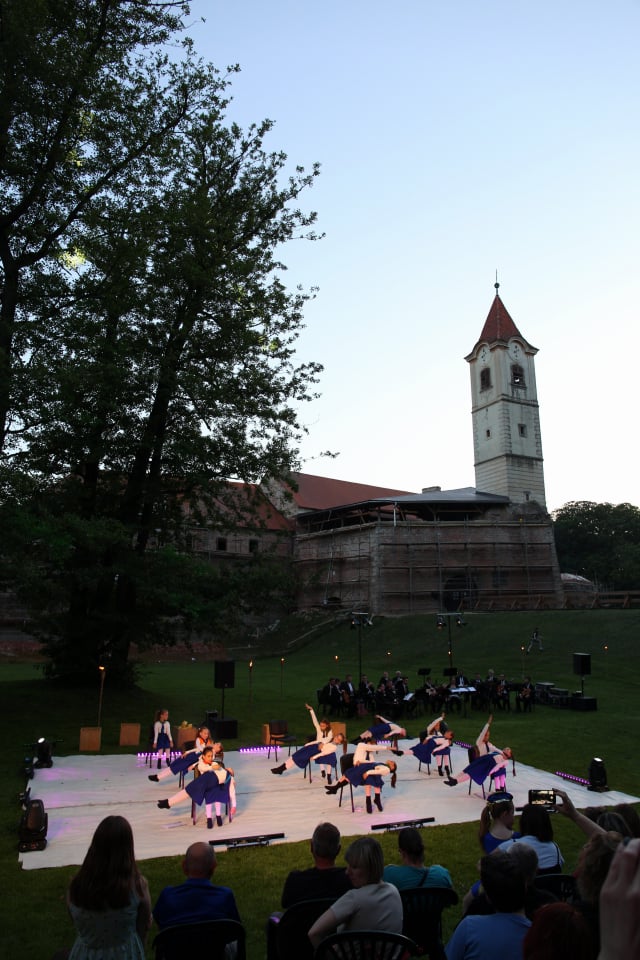 Predstava ‘Na dlanu jezera’ u lijepom ambijentu jezera podno zidina Starog grada