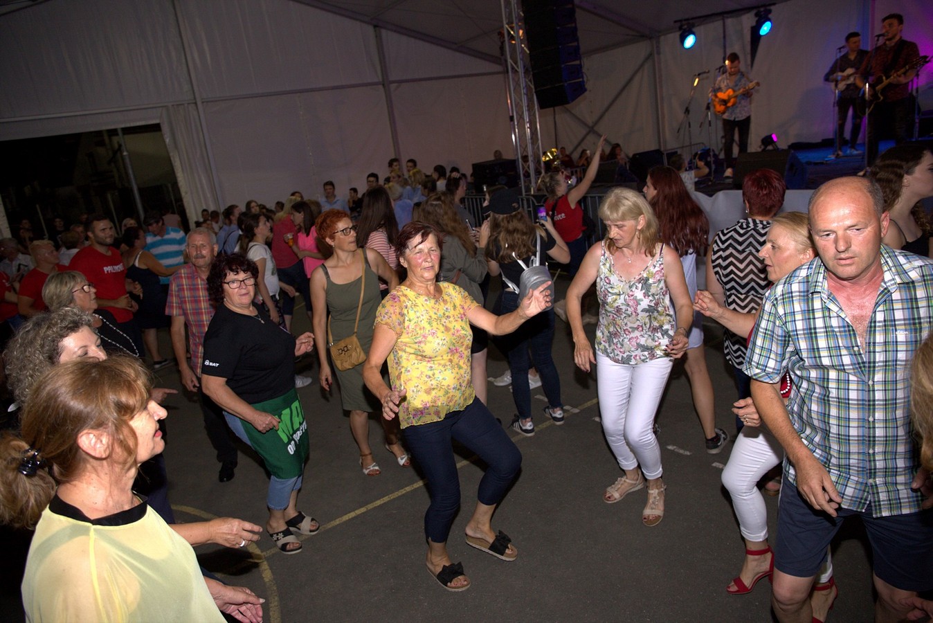 Mejaši rasplesali brojnu publiku u Palovcu