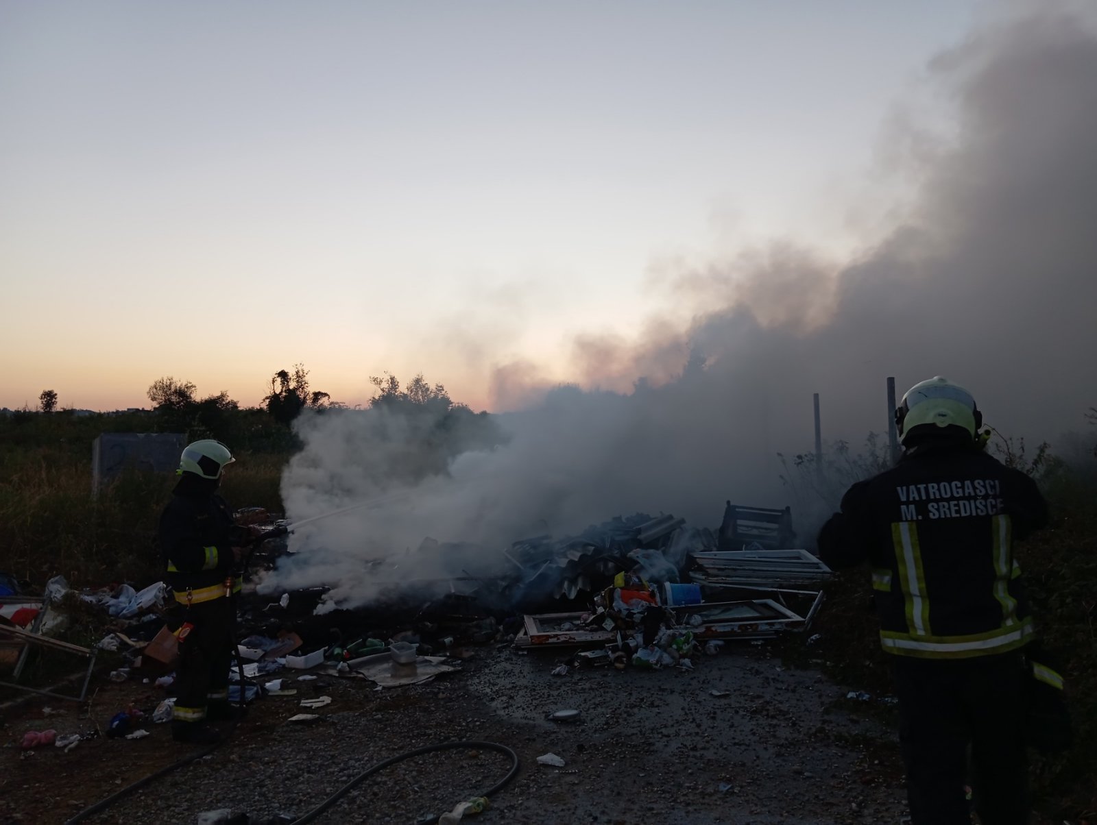 SITNICE ‘Bilo je toliko zapaljenog smeća da je bager morao doći u pomoć’