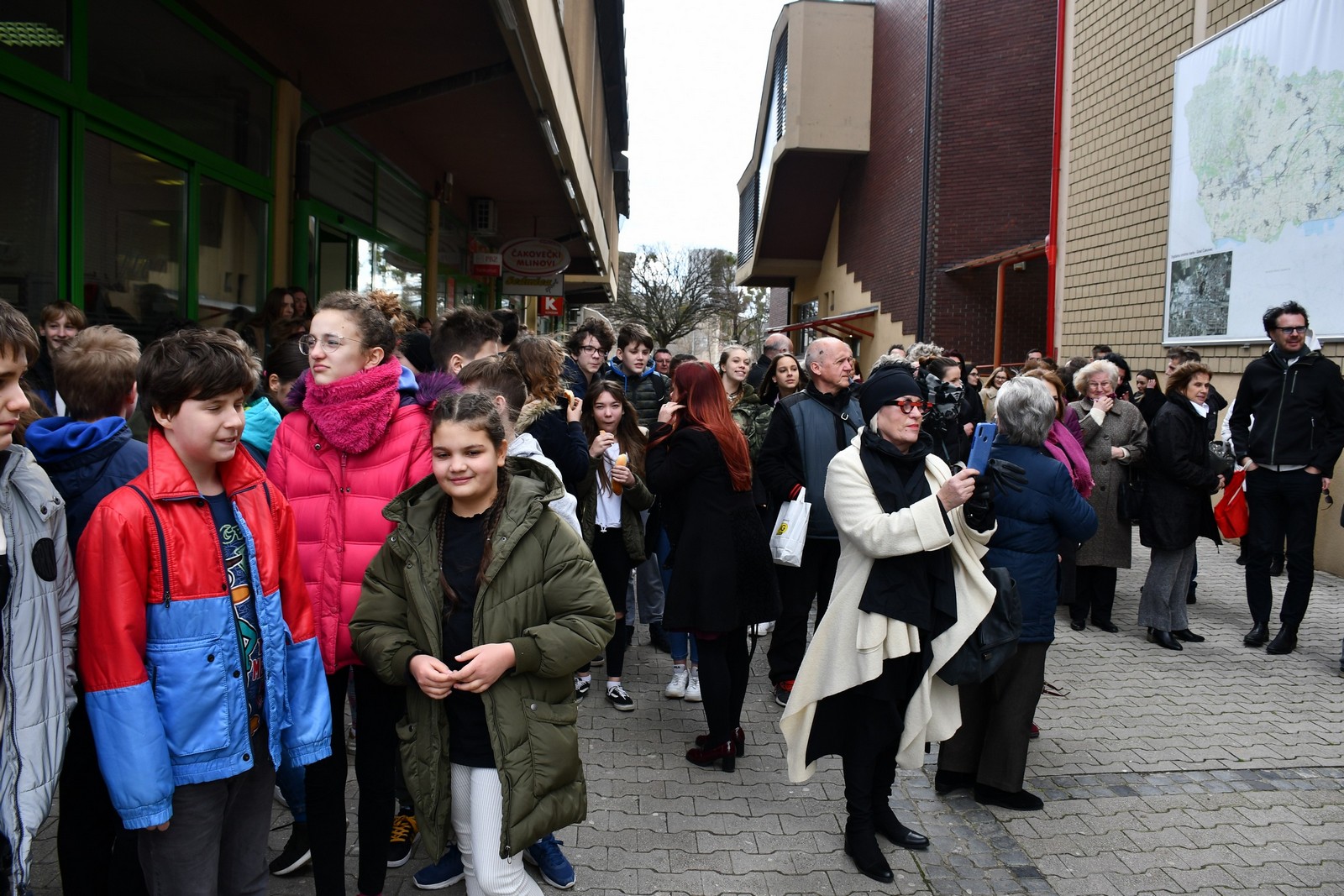 CENTAR ZA KULTURU ČAKOVEC Povodom 45 godina umjetničkog stvaralaštva, Školi animiranog filma dodijeljena Povelja Grada Čakovca!  Članovi Škole animiranog filma Čakovec, jedne od uspješnijih dječjih filmskih obitelji regije te najdugovječnije takve škole u