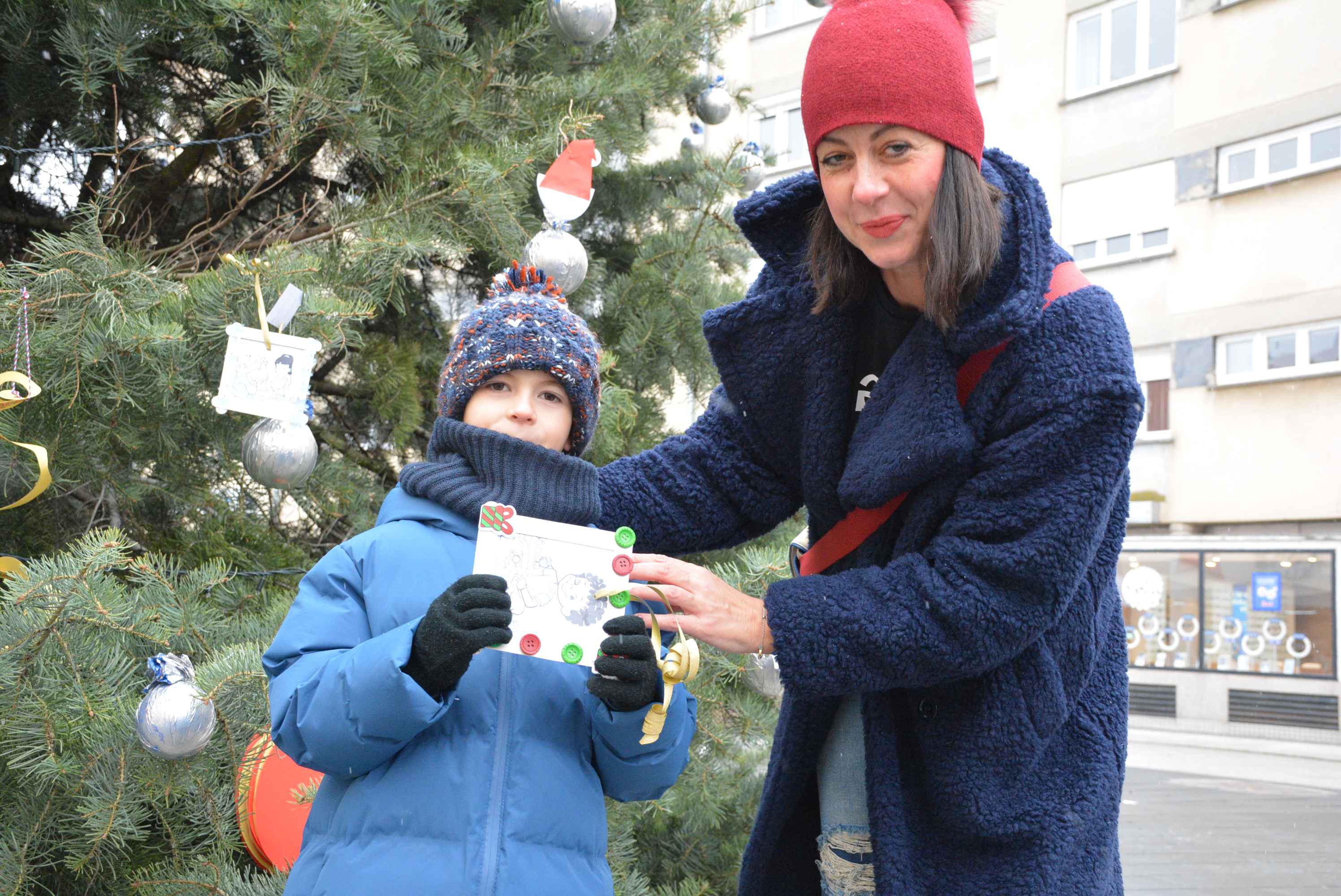 FOTO/VIDEO Zabundani veliki i mali unatoč gustom snijegu i hladnoći proveli prijepodne u veselom raspoloženju