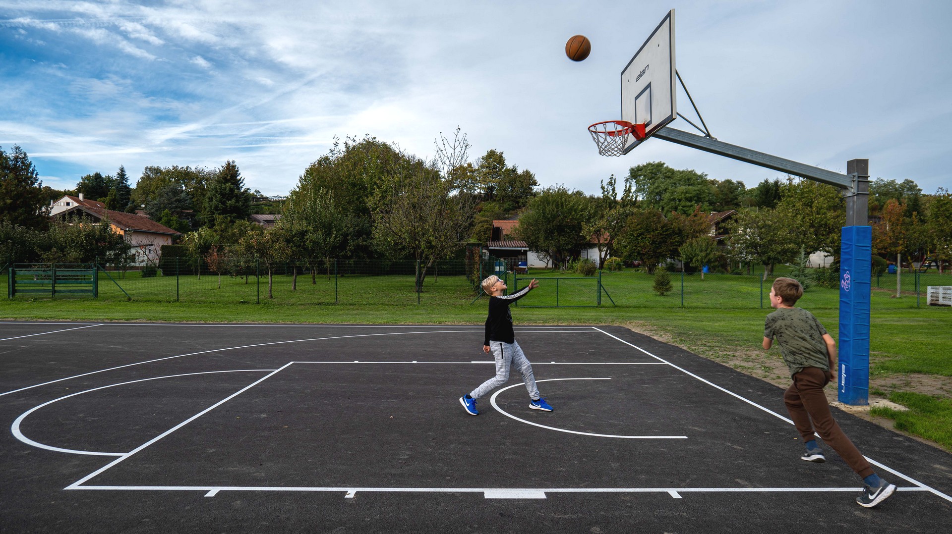 Župan Posavec i načelnik Meglić svečano otvorili obnovljeno košarkaško igralište u Šenkovcu Župan Posavec i načelnik Meglić svečano otvorili obnovljeno košarkaško igralište u Šenkovcu