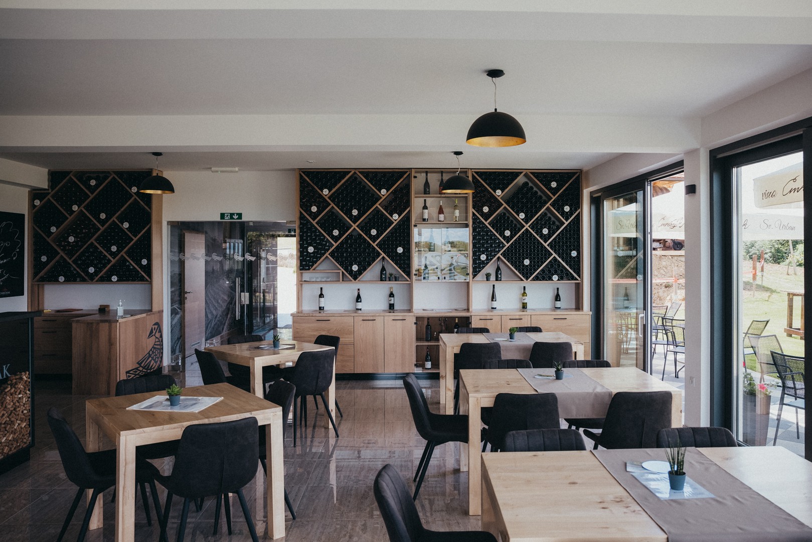 Vinarija Cmrečnjak poziva u novu Vinoteku!